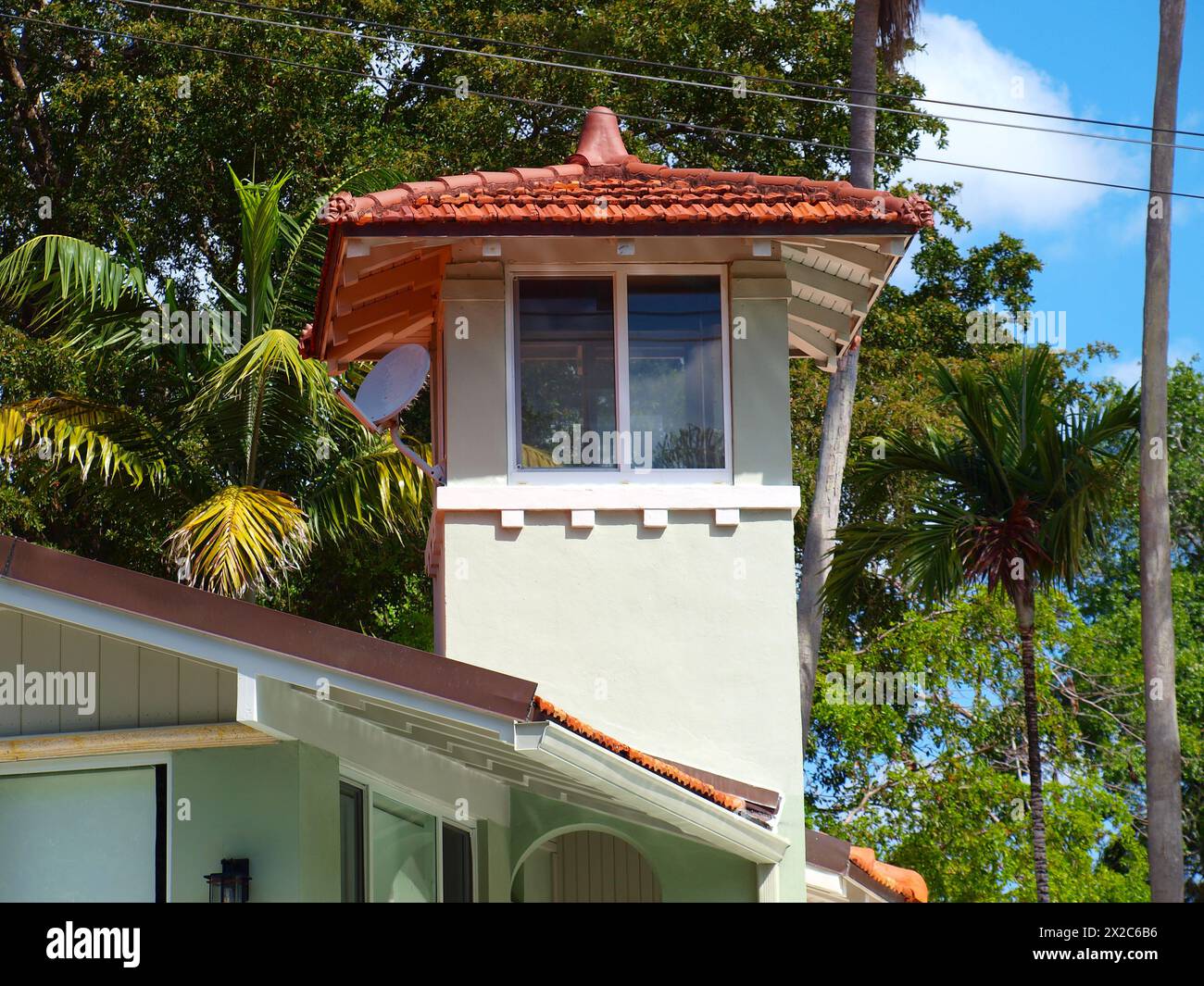 Miami, Florida, Stati Uniti - 6 aprile 2024: Torre in una casa di Coconut Grove con un'antenna a piatto installata. TV satellitare. Foto Stock
