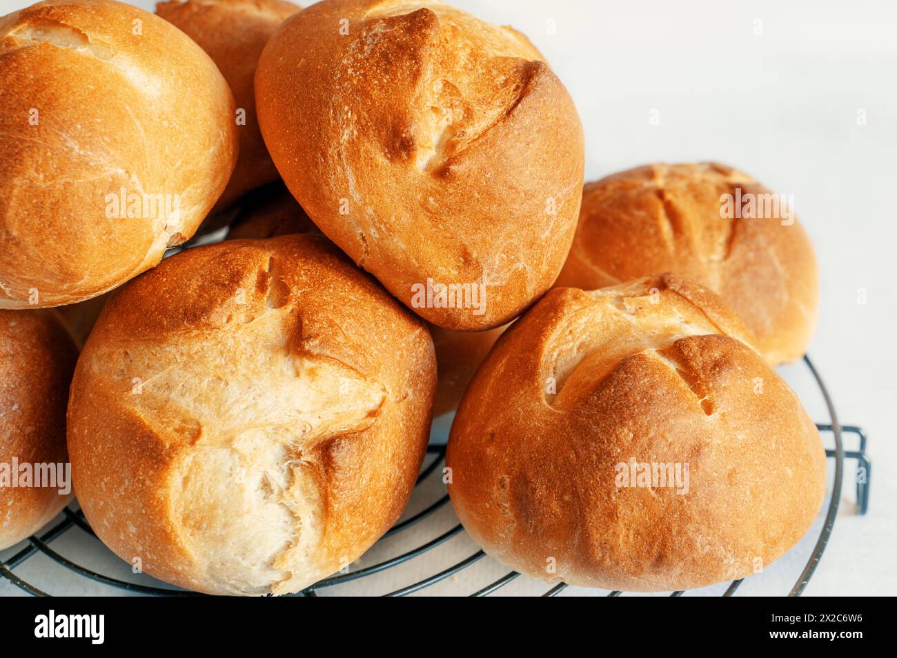 panini fatti in casa. Panini fatti in casa su tavola con orecchie di grano. Panini per la cena fatti in casa, attenzione selettiva. Primo piano Foto Stock