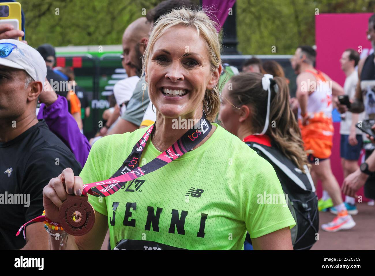 Londra, Regno Unito. 21 aprile 2024. Jenni Falconer, presentatore televisivo. I runner delle celebrità finiscono la loro gara, la maggior parte di loro corre per beneficenza a loro scelta. Il percorso della maratona di Londra del 2024 TCS corre da Greenwich attraverso la City di Londra, finendo al Mall di Westminster. Si prevede che quest'anno la maratona avrà inizio in totale circa 50.000 partecipanti, tra cui 20 parlamentari, diversi colleghi e molte celebrità. Crediti: Imageplotter/Alamy Live News Foto Stock