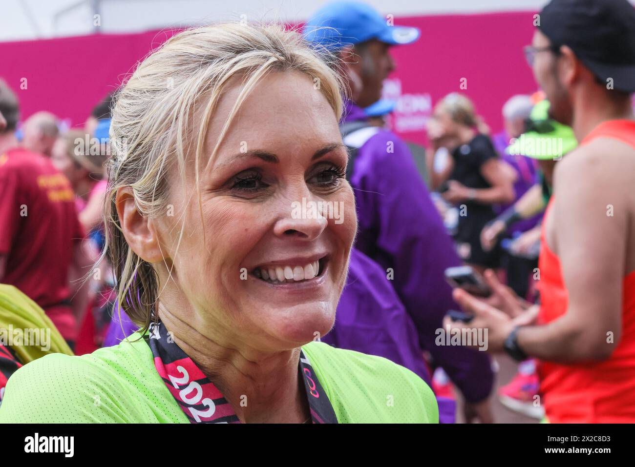 Londra, Regno Unito. 21 aprile 2024. Jenni Falconer, presentatore televisivo. I runner delle celebrità finiscono la loro gara, la maggior parte di loro corre per beneficenza a loro scelta. Il percorso della maratona di Londra del 2024 TCS corre da Greenwich attraverso la City di Londra, finendo al Mall di Westminster. Si prevede che quest'anno la maratona avrà inizio in totale circa 50.000 partecipanti, tra cui 20 parlamentari, diversi colleghi e molte celebrità. Crediti: Imageplotter/Alamy Live News Foto Stock