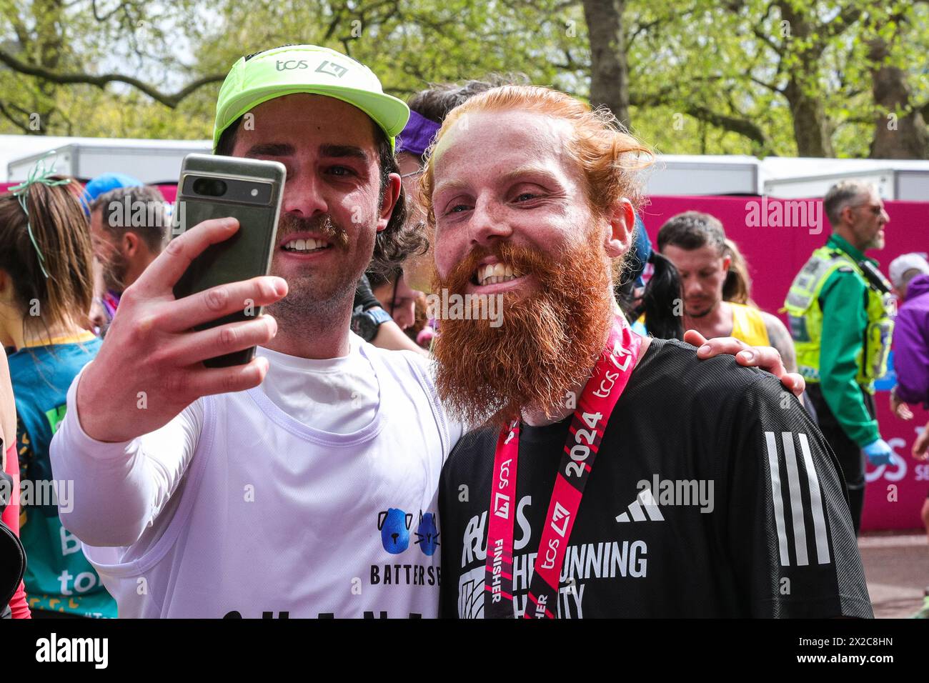 Londra, Regno Unito. 21 aprile 2024. Russ Cook, 'The Hardest Geezer' che ha corso per tutta l'Africa, per la corsa Charity. I runner delle celebrità finiscono la loro gara, la maggior parte di loro corre per beneficenza a loro scelta. Il percorso della maratona di Londra del 2024 TCS corre da Greenwich attraverso la City di Londra, finendo al Mall di Westminster. Si prevede che quest'anno la maratona avrà inizio in totale circa 50.000 partecipanti, tra cui 20 parlamentari, diversi colleghi e molte celebrità. Crediti: Imageplotter/Alamy Live News Foto Stock