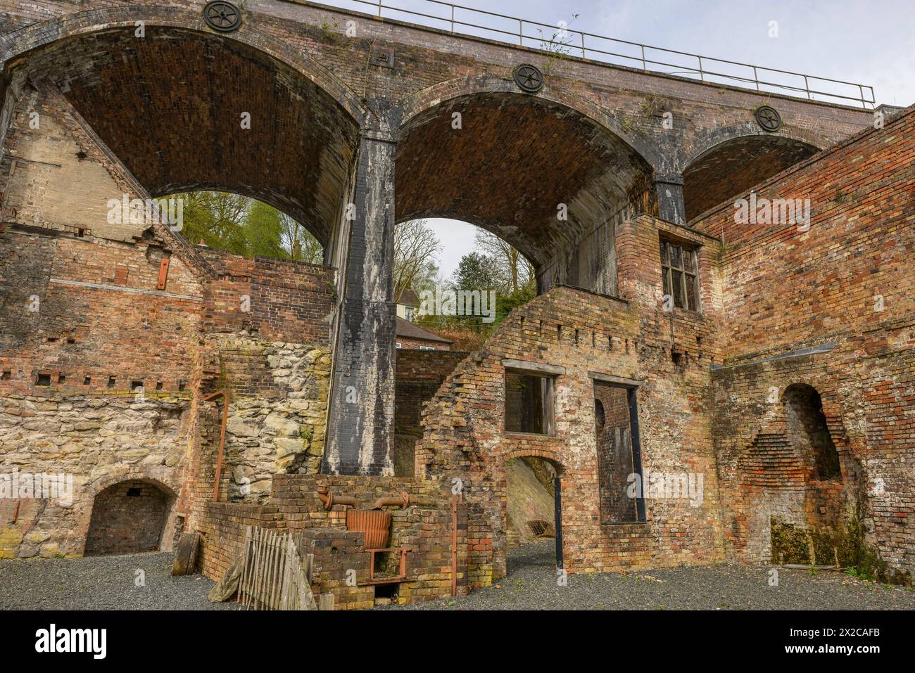 Viadotti e ferriere del Museum of Iron, Coalbrookdale, Ironbridge, Shropshire, Regno Unito Foto Stock