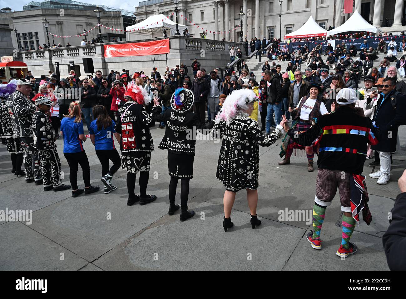 Londra, Regno Unito. 21 aprile 2024. Folk Dance Remixed - Ceilidh Jam si esibisce al St George's Day, che è destinato ad essere collegato alla cultura inglese, è stato frequentato da un piccolo numero di individui. Il numero di stranieri che quest'anno frequentano la cultura e gli spettacoli inglesi a Trafalgar Square è superiore al numero di inglesi a Londra, Regno Unito. Credito: Vedi li/Picture Capital/Alamy Live News Foto Stock