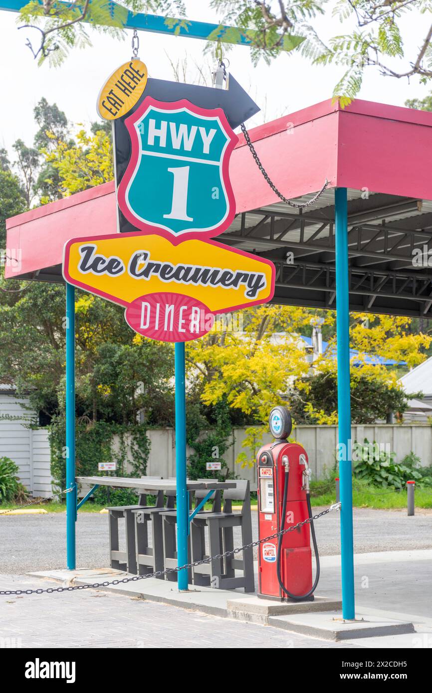 Cartello DELL'AUTOSTRADA 1 Diner, Sydney Street, Mogo, New South Wales, Australia Foto Stock