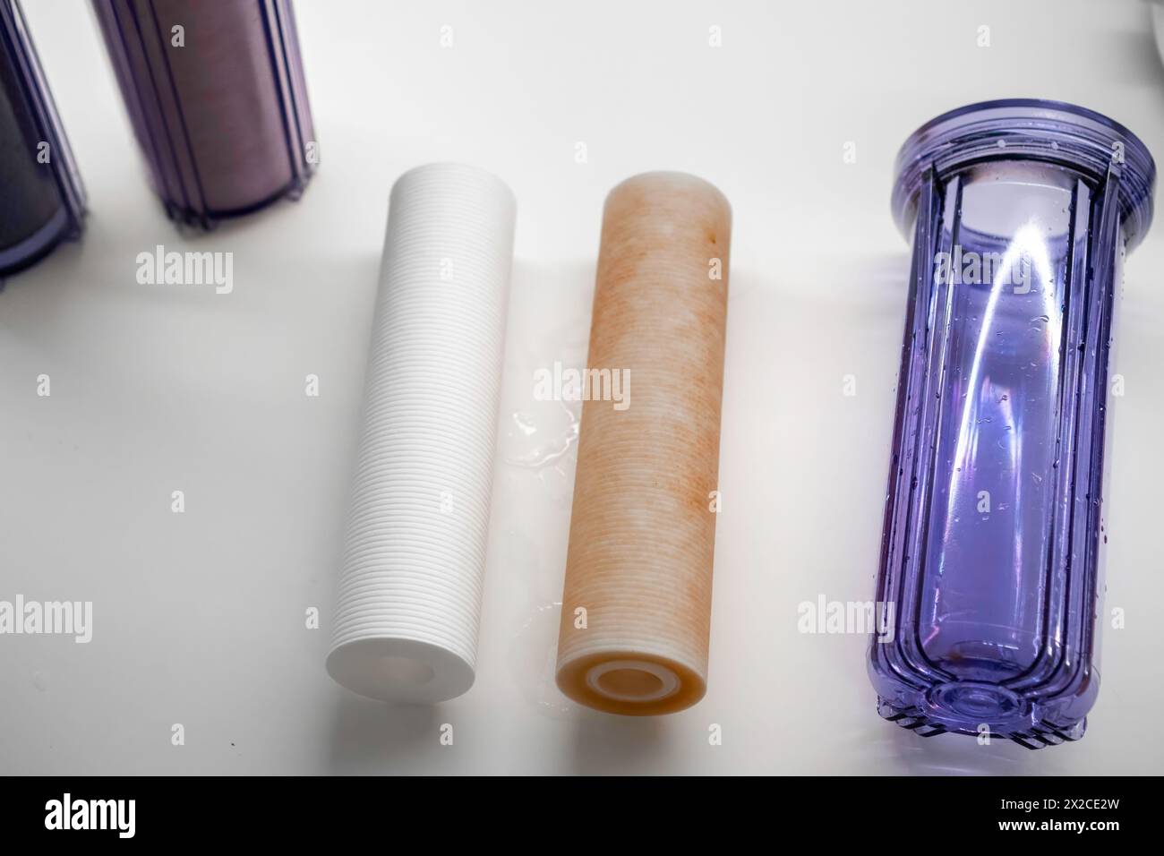 Due filtri dell'acqua usati e nuovi per il sistema di filtraggio dell'acqua mediante osmosi inversa. Foto Stock