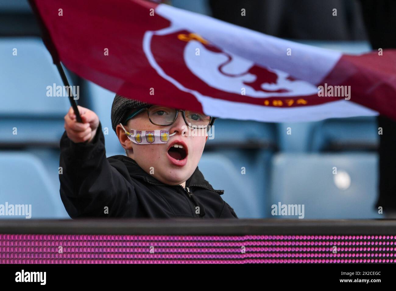 Un giovane tifoso dell'Aston Villa sventola la sua bandiera in vista della partita di Premier League Aston Villa vs Bournemouth a Villa Park, Birmingham, Regno Unito, 21 aprile 2024 (foto di Craig Thomas/News Images) Foto Stock