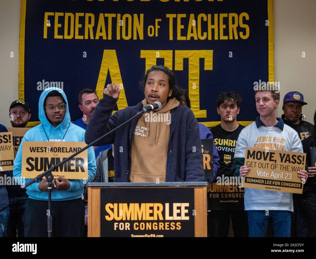 Pittsburgh, Pennsylvania, Stati Uniti. 21 aprile 2024. Il rappresentante di Stato JUSTIN JONES (D-TN) raduna i sostenitori per ottenere i voti per rieleggere il rappresentante Summer Lee. Lee sta correndo contro il consigliere di Edgewood Bhavini Patel (D), che è finanziato dal mega donatore repubblicano Jeffrey Yass. (Credit Image: © sue Dorfman/ZUMA Press Wire) SOLO PER USO EDITORIALE! Non per USO commerciale! Crediti: ZUMA Press, Inc./Alamy Live News Foto Stock