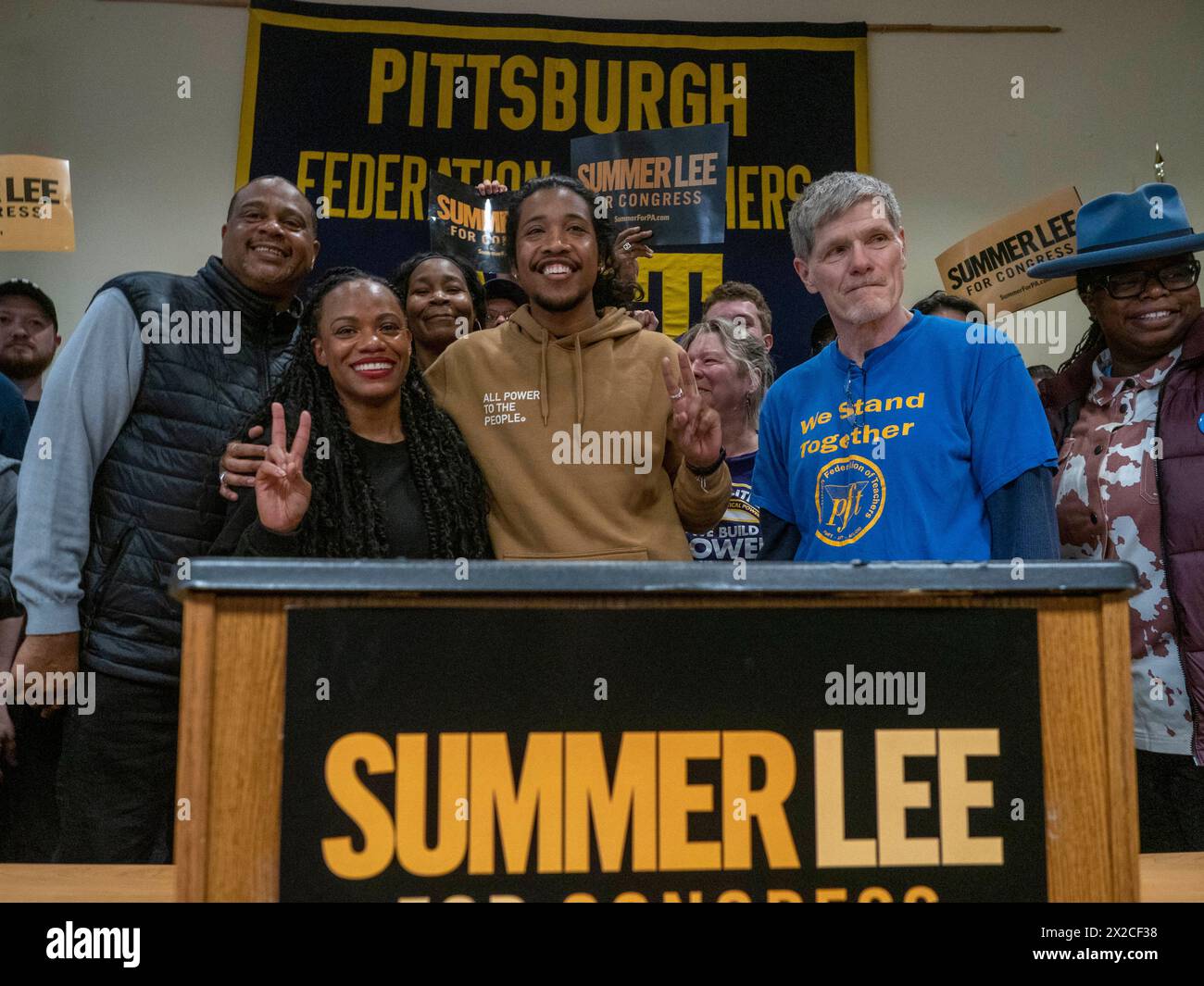 Pittsburgh, Pennsylvania, Stati Uniti. 21 aprile 2024. Rep. SUMMER LEE (D-PA) è raggiunto sul palco dal sindaco di Pittsburgh ed GAINEY, Rappresentante di Stato JUSTIN JONES (D-TN) il presidente della Pennsylvania Federation of Teachers BILLY HILEMAN in una manifestazione per la sua rielezione al Congresso. Lee sta correndo contro il consigliere di Edgewood Bhavini Patel (D), che è finanziato dal mega donatore repubblicano Jeffrey Yass. (Credit Image: © sue Dorfman/ZUMA Press Wire) SOLO PER USO EDITORIALE! Non per USO commerciale! Crediti: ZUMA Press, Inc./Alamy Live News Foto Stock