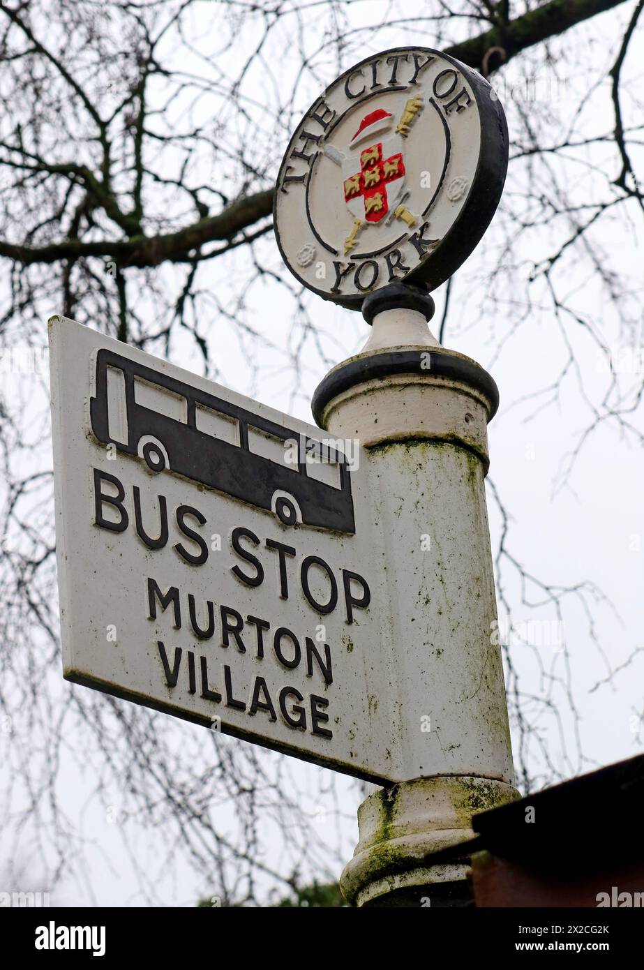 La fermata dell'autobus a Murton Village, rete di trasporto urbano della città di York, North Yorkshire, Inghilterra, YO19 5UF Foto Stock