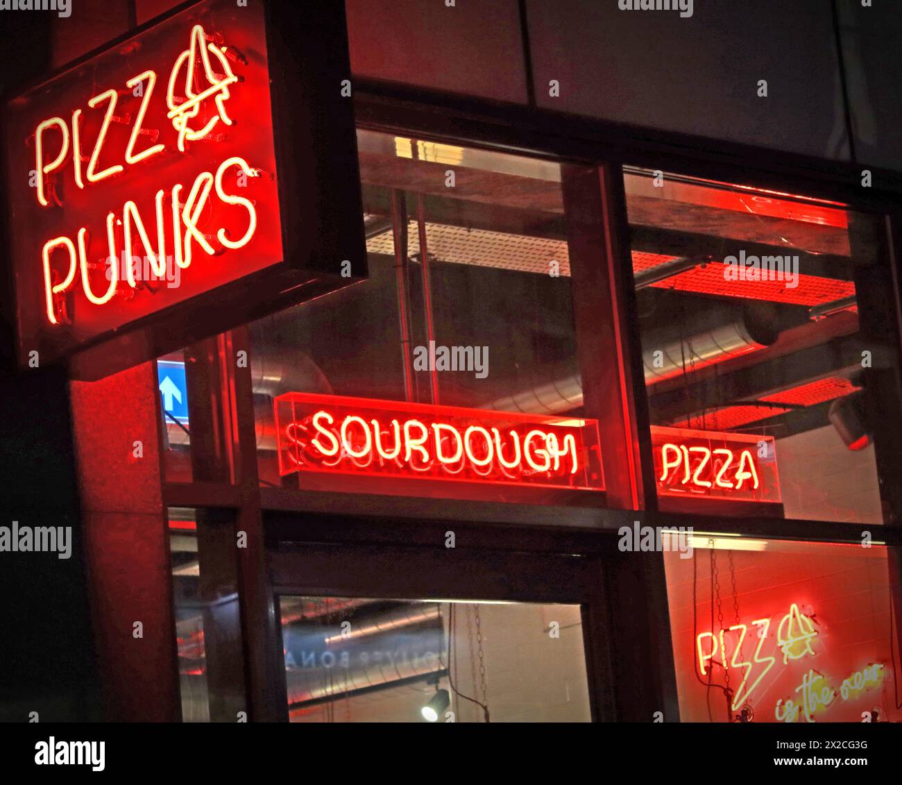 Insegna al neon di notte Pizza Punks, lievito madre a Leeds, West Yorkshire, Regno Unito, LS1 5BQ Foto Stock