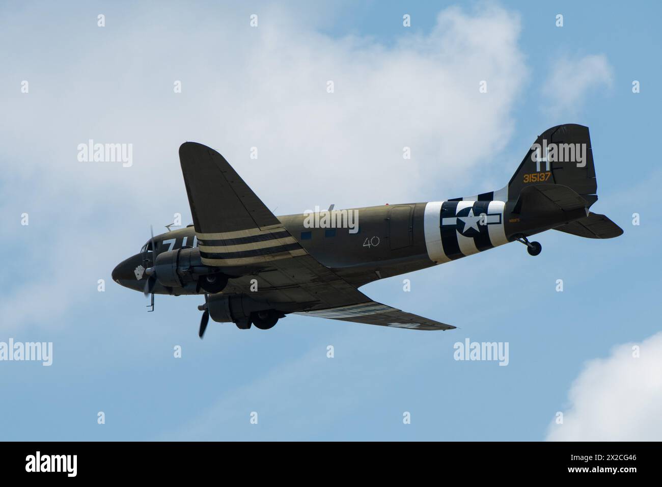 Un aereo C-47 Skytrain vola durante il Charleston Airshow presso Joint base Charleston, Carolina del Sud, 20 aprile 2024. Il C-47 servì come principale aereo cargo delle forze alleate durante la seconda guerra mondiale ed è noto soprattutto per il suo utilizzo nel D-Day, dove ha sganciato migliaia di paracadutisti nella Francia occupata nelle ore iniziali dell'invasione. (Foto U.S. Air Force di Tech. Sergente Alex Fox Echols III) Foto Stock