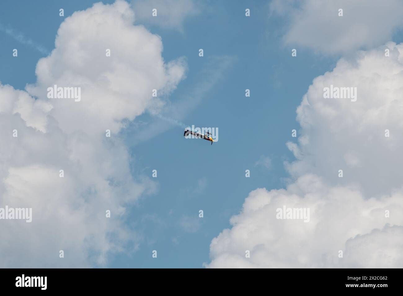 La squadra della Red Bull Air Force si esibisce durante il Charleston Airshow sopra Joint base Charleston, South Carolina, 20 aprile 2024. Lo spettacolo aereo dimostra i continui progressi dell’Air Force nella costruzione del futuro dell’energia aerea con atti aerei militari e civili, tra cui gli U.S. Air Force Thunderbirds e mostre statiche, scienza, tecnologia, ingegneria, matematica, e dimostrazioni di operazioni militari. (Foto U.S. Air Force di Christian Silvera, Senior Airman) Foto Stock
