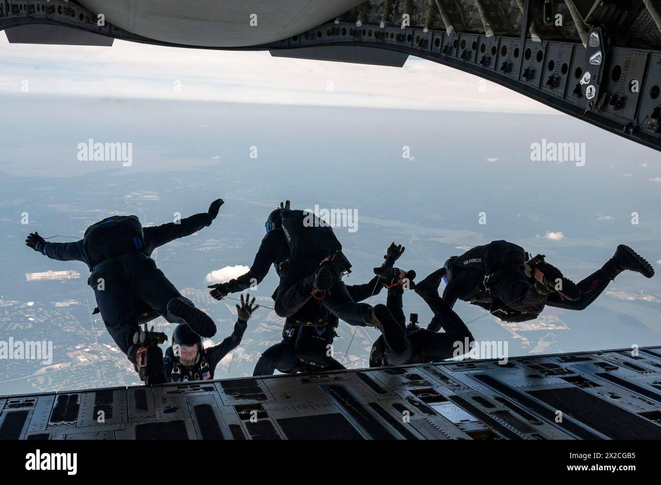 La squadra di dimostrazione aerea della U.S. Air Force Academy, Wings of Blue, conduce un salto con paracadute sopra Joint base Charleston, South Carolina, 20 aprile 2024. Gli Wings of Blue condussero una dimostrazione su larga scala come atto aereo di apertura del paracadutismo di precisione della U.S. Air Force al Charleston Airshow. (Foto dell'aeronautica militare statunitense del sergente Emily Farnsworth) Foto Stock