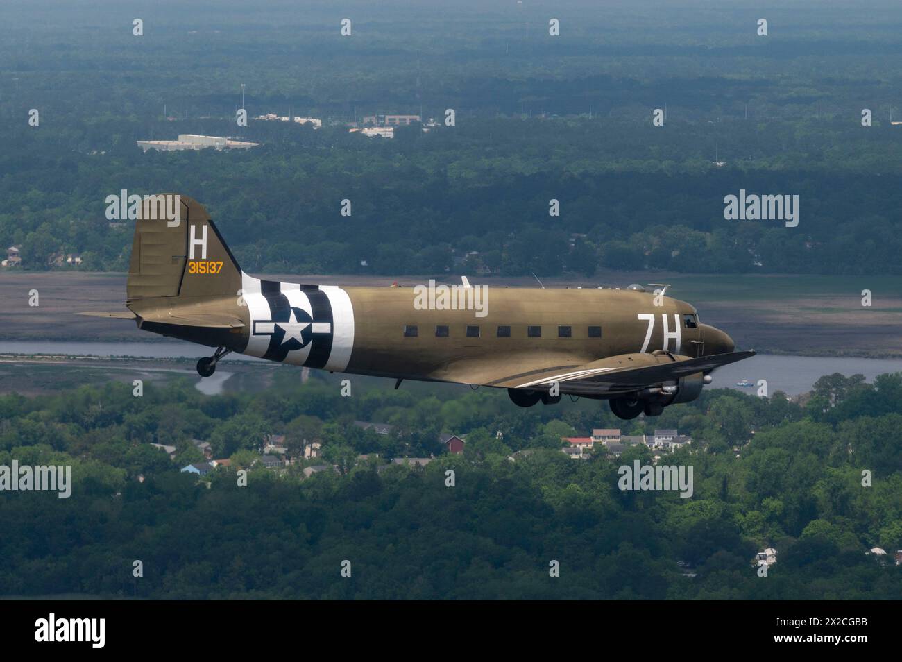 Un aereo C-47 Skytrain vola in formazione durante il Charleston Air Show presso Joint base Charleston, Carolina del Sud, 20 aprile 2024. Il C-47 servì come principale aereo cargo delle forze alleate durante la seconda guerra mondiale ed è noto soprattutto per il suo utilizzo nel D-Day, dove ha sganciato migliaia di paracadutisti nella Francia occupata nelle ore iniziali dell'invasione. (Foto dell'aeronautica militare statunitense del sergente Emily Farnsworth) Foto Stock