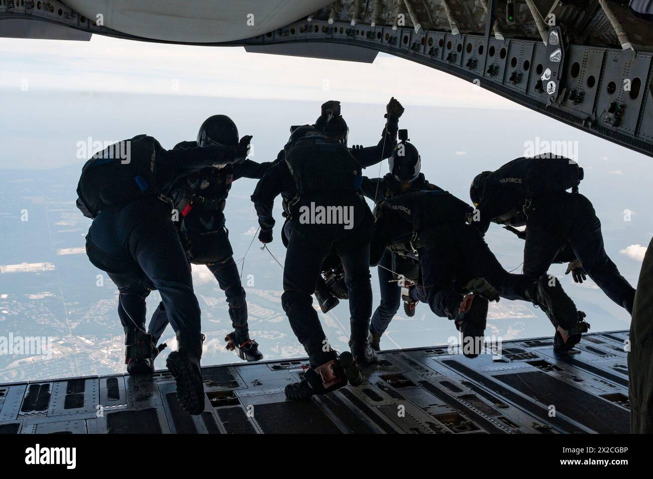 La squadra di dimostrazione aerea della U.S. Air Force Academy, Wings of Blue, conduce un salto con paracadute sopra Joint base Charleston, South Carolina, 20 aprile 2024. Gli Wings of Blue condussero una dimostrazione su larga scala come atto aereo di apertura del paracadutismo di precisione della U.S. Air Force al Charleston Airshow. (Foto dell'aeronautica militare statunitense del sergente Emily Farnsworth) Foto Stock