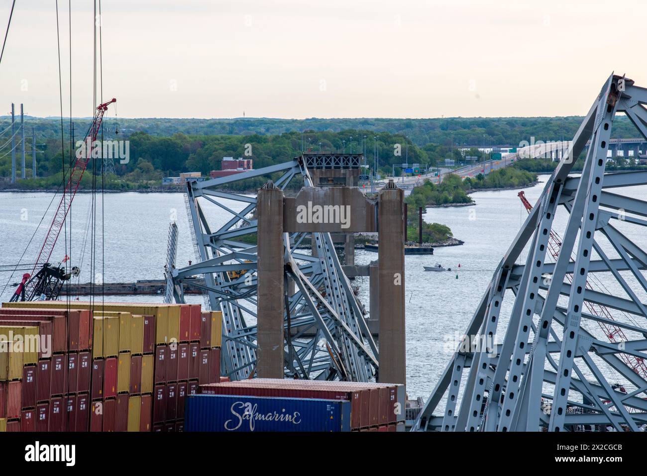 Una nave transita attraverso un canale alternativo temporaneo nel fiume Patapsco a Baltimora, 21 aprile 2024. L'Unified Command sta continuando gli sforzi per rimuovere l'M/V Dali, che è necessario per riaprire completamente il canale di Fort McHenry. Key Bridge Response 2024 foto Unified Command di Erin Cox, sottufficiale di terza classe. Foto Stock
