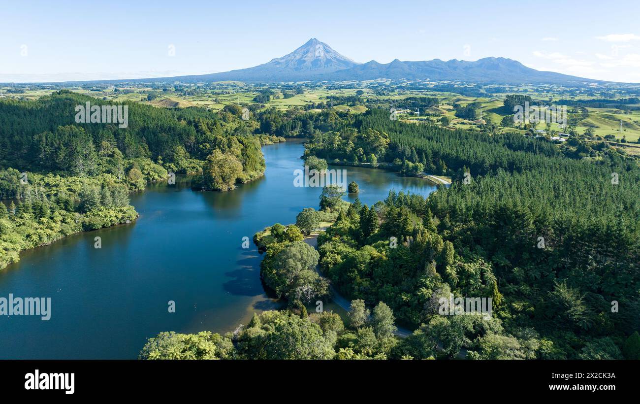 Vista panoramica del lago Mangamahoe con il vulcano Taranaki sullo sfondo Foto Stock