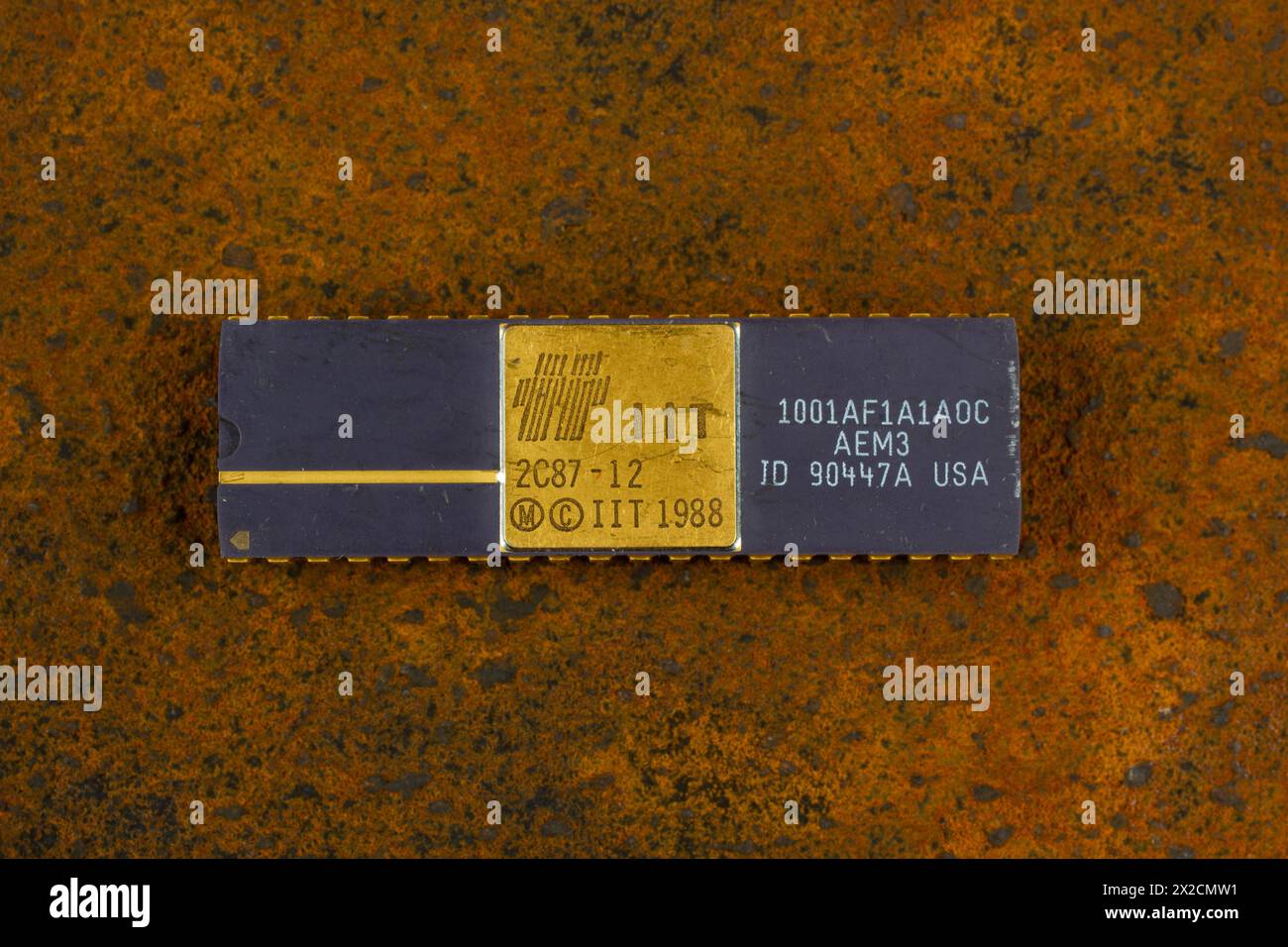 KIEV, UCRAINA - 2 agosto 2023. Unità coprocessore Intel 287 a virgola mobile su sfondo arrugginito. Foto Stock