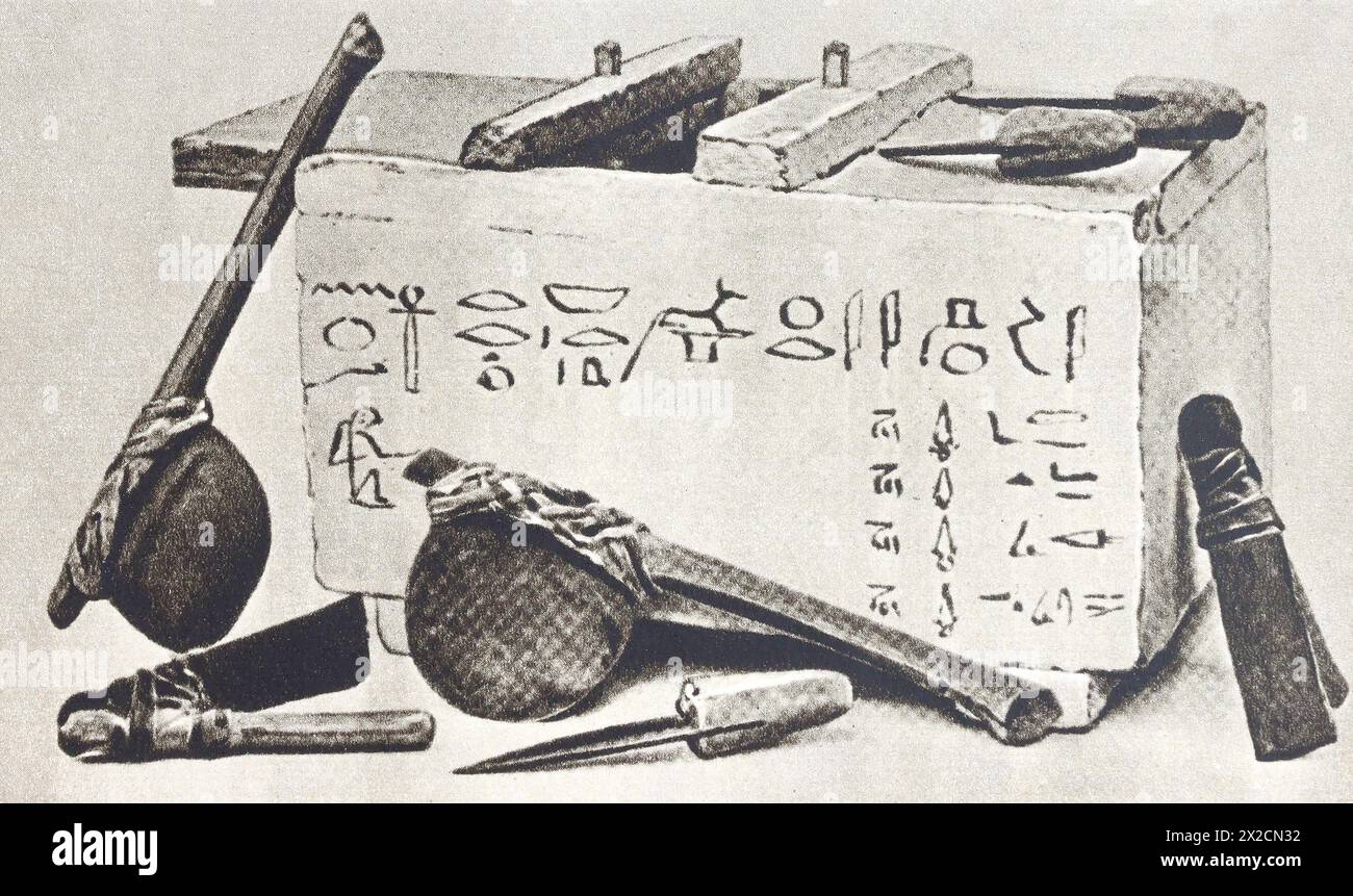 Antica scatola egizia con una serie di strumenti di falegnameria risalenti all'inizio del II millennio a.C. Foto della metà del XX secolo. Foto Stock