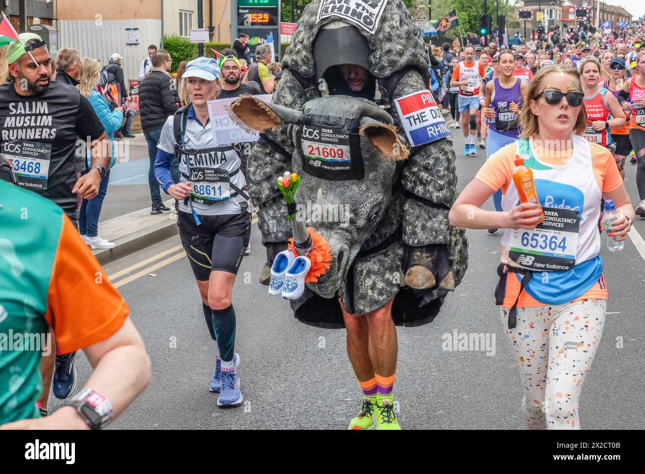 Runner for Save the Rhino International sulla rotta della Maratona di Londra 2024 Foto Stock