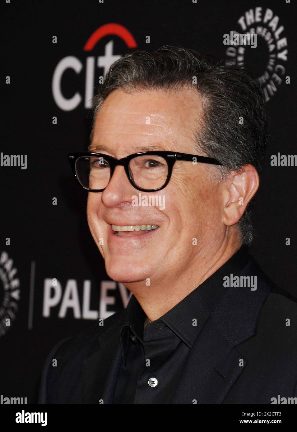 HOLLYWOOD, CALIFORNIA - 21 APRILE: Stephen Colbert arriva al Paley Fest LA 2024 - "The Late Show with Stephen Colbert" al Dolby Theatre il 2 aprile Foto Stock