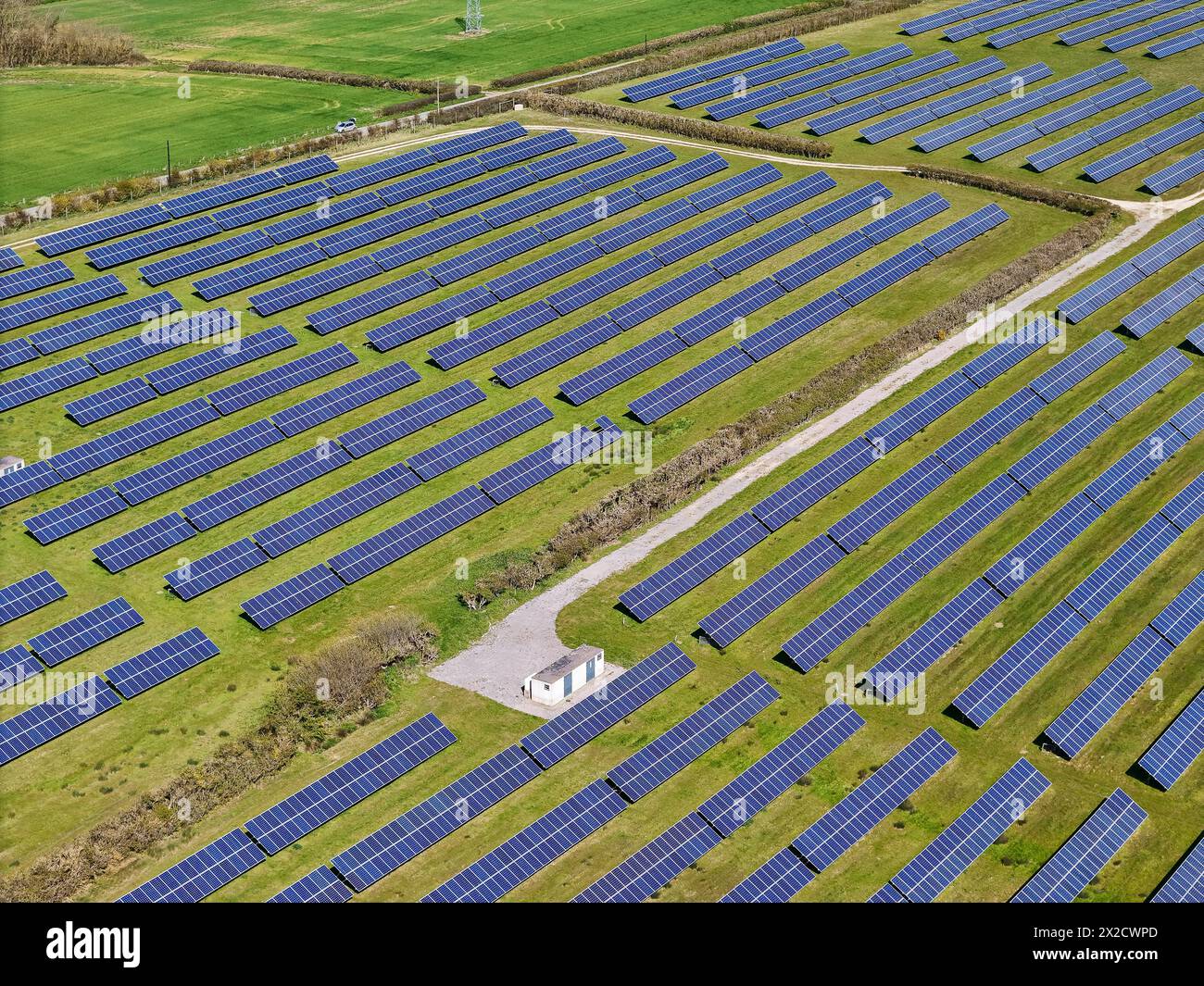 Buckland Ripers, Dorset, Regno Unito. 21 aprile 2024. Meteo nel Regno Unito. Vista aerea di una fattoria solare che genera energia rinnovabile a Buckland Ripers vicino a Weymouth nel Dorset in un giorno di caldo sole primaverile. Crediti fotografici: Graham Hunt/Alamy Live News Foto Stock