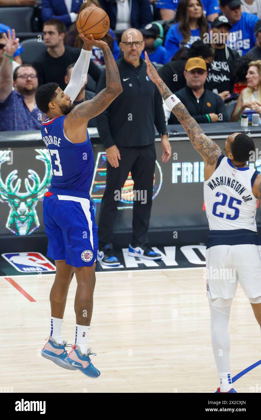 Los Angeles, Stati Uniti. 21 aprile 2024. Paul George (L) dei Los Angeles Clippers spara contro P.J. Washington Jr. Dei Dallas Mavericks. (R) durante un turno di playoff NBA di basket, una partita 1 al Crypto.com Arena. Punteggio finale: Clippers 109:97 Mavericks credito: SOPA Images Limited/Alamy Live News Foto Stock