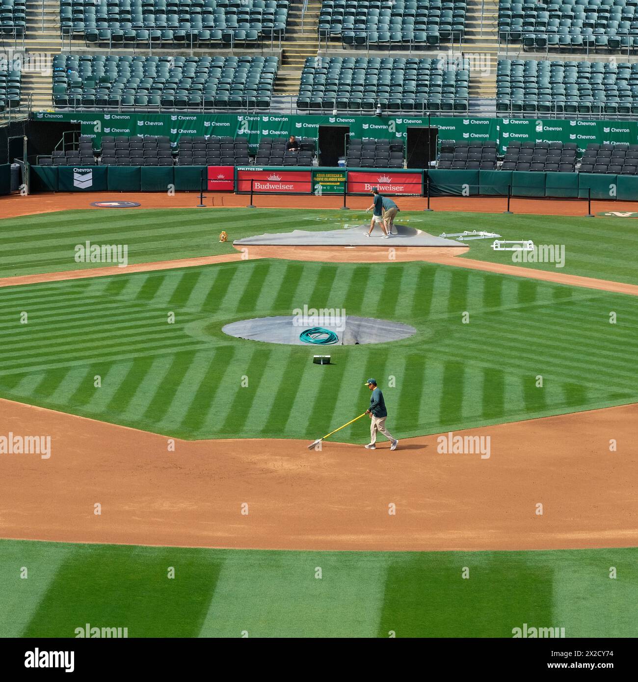 Preparazione del campo pre-partita dei Groundcrew al Ricky Henderson Field dell'Oakland Coliseum, sede della squadra di baseball della Major League di Oakland A; California. Foto Stock