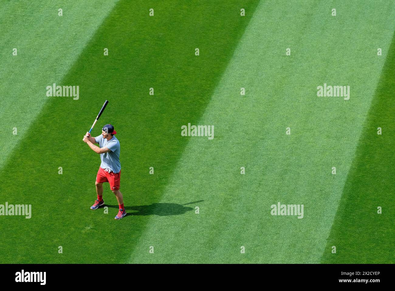 Giocatore professionista di baseball della Major League che si scalda prima di una partita, facendo oscillare la mazza e esercitando una posizione di battuta in preparazione alla partita. Foto Stock
