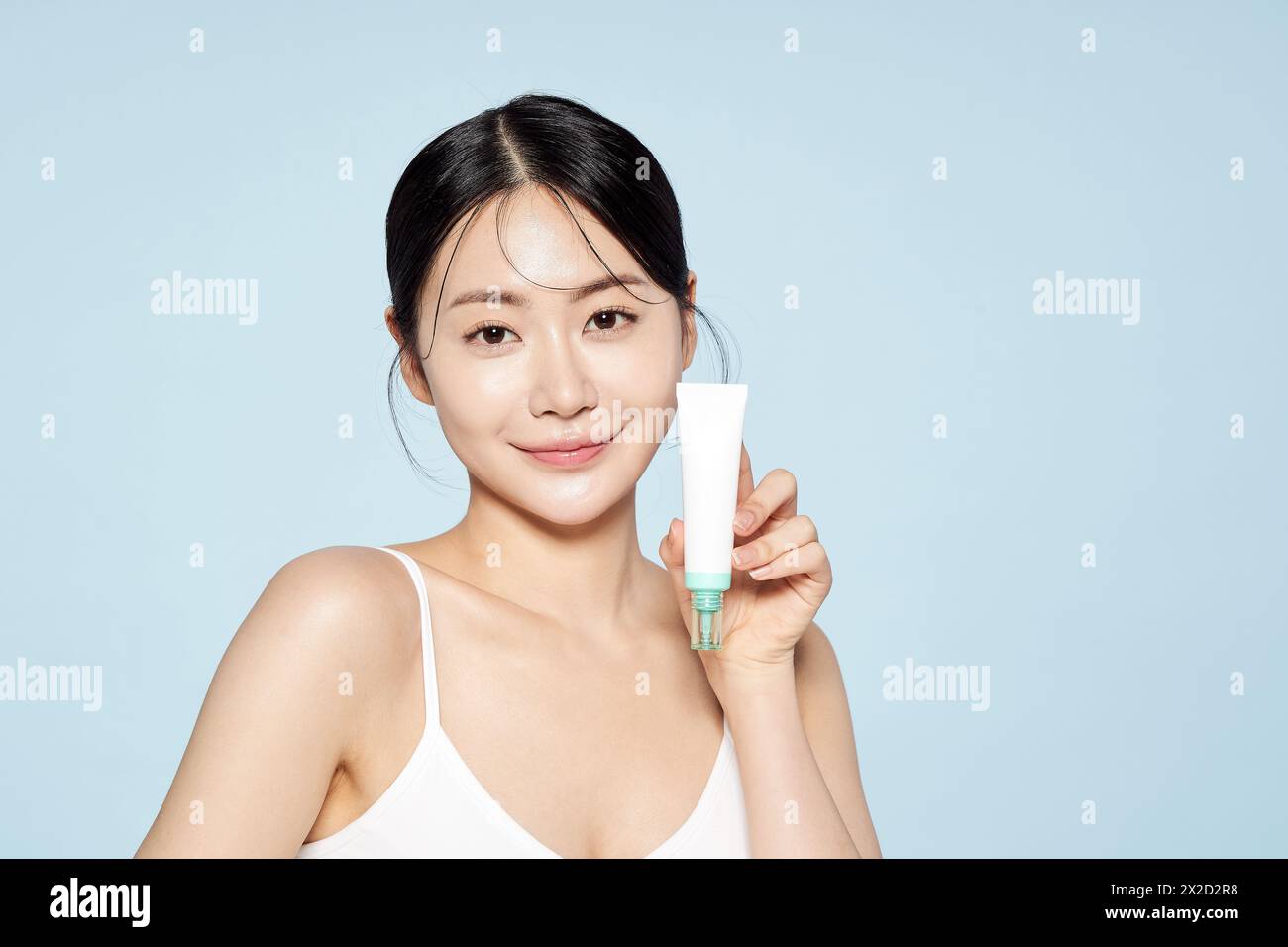 Donna asiatica posa con White Eye Cream Foto Stock
