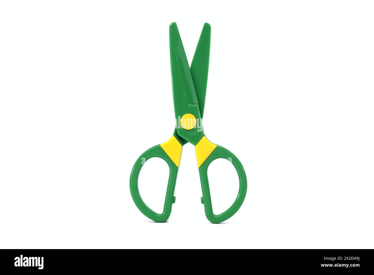 Forbici di sicurezza in plastica per artigianato con taglio di carta isolate su sfondo bianco Foto Stock