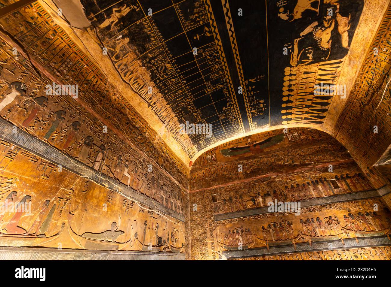 Luxor, Egitto - novembre 25 2023: Vista interna della camera funeraria del famoso Seti, la prima tomba con rappresentazioni di stelle e costellazioni i Foto Stock