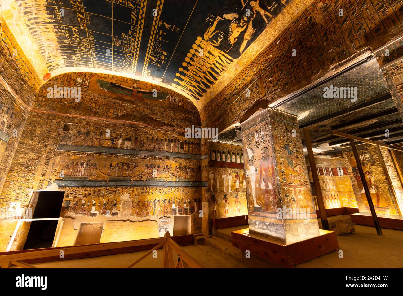 Luxor, Egitto - novembre 25 2023: Vista interna della camera funeraria del famoso Seti, la prima tomba con rappresentazioni di stelle e costellazioni i Foto Stock