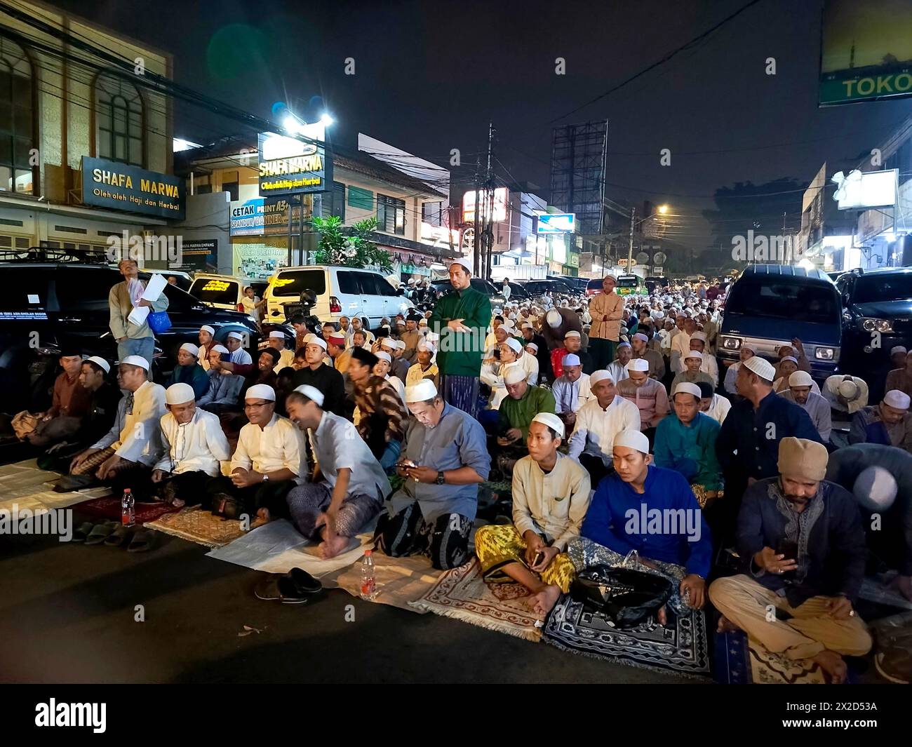 I musulmani pregano in una congregazione a Bogor, Giava Occidentale, Indonesia, il 31 marzo 2024 Foto Stock