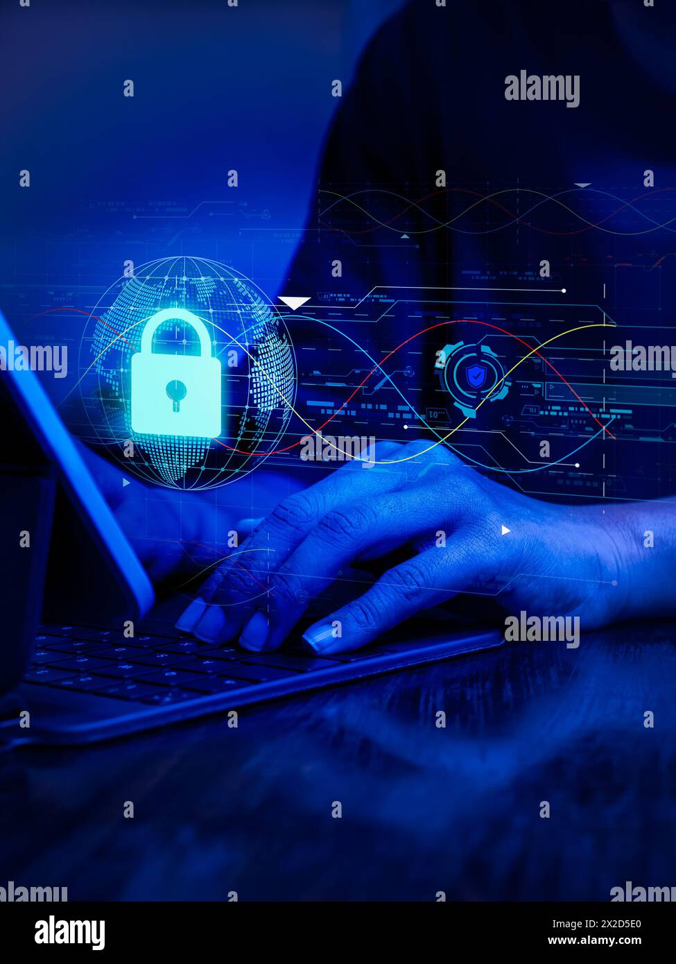 Sicurezza informatica, tecnologia mondiale per la sicurezza delle reti Internet, concetti di protezione dei dati digitali per la privacy. L'ologramma dell'icona del lucchetto della protezione di sicurezza viene visualizzato mentre Foto Stock