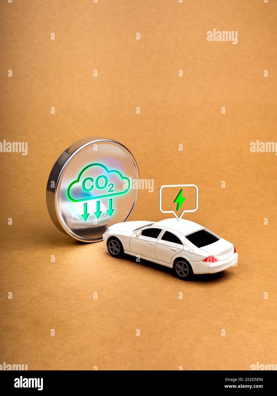 Auto EV, veicolo elettrico a energia elettrica con concetto di sviluppo sostenibile. Icona di riduzione delle emissioni di CO2 sullo specchio rotondo, auto bianca riflettente con impianto elettrico Foto Stock