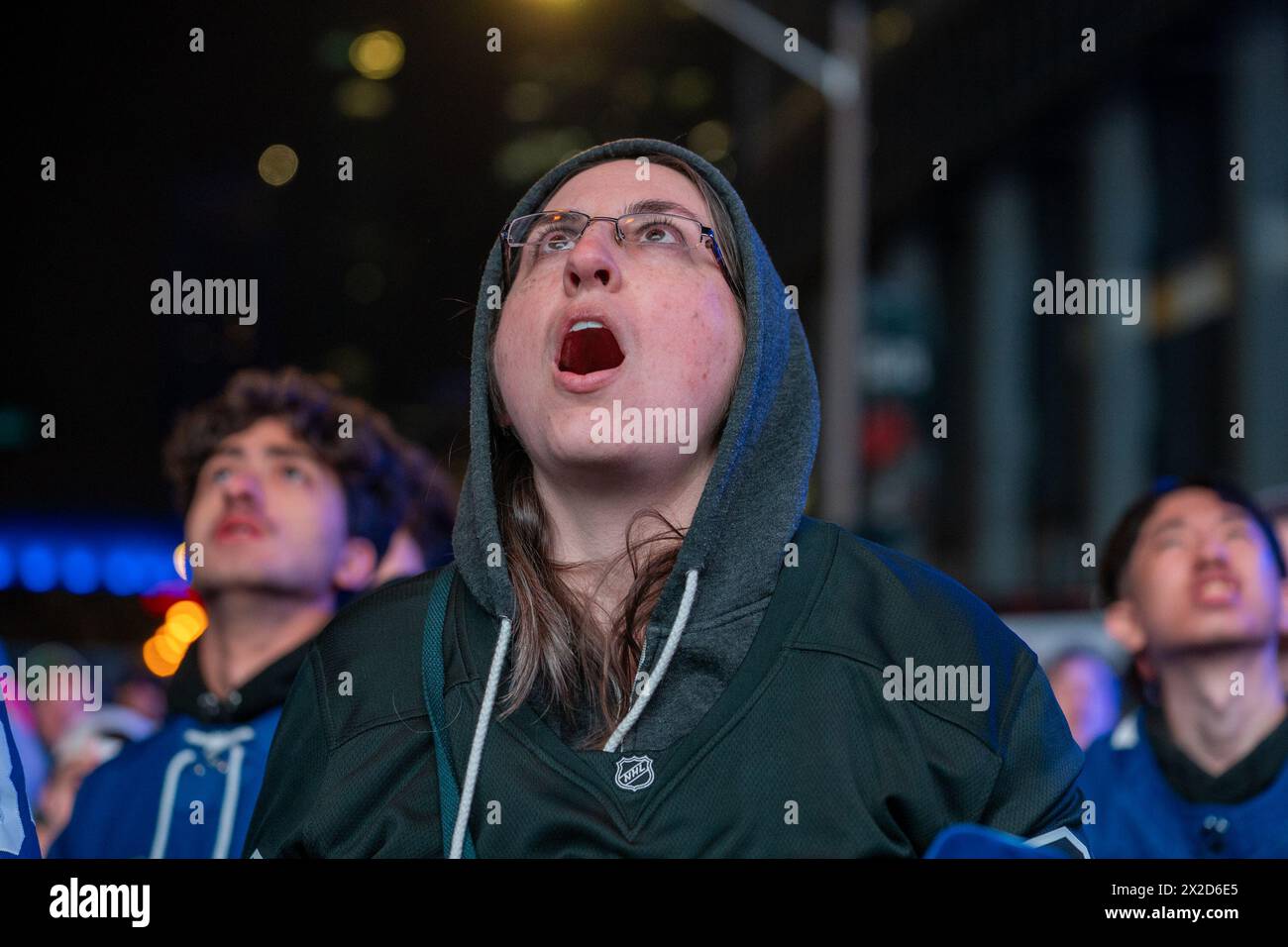 I tifosi che guardano la partita su uno schermo gigante reagiscono mentre i Boston Bruins segnano un gol contro i Toronto Maple Leafs a Maple Leaf Square fuori dalla Scotiabank Arena. Durante le partite di playoff dei Toronto Maple Leafs, Maple Leaf Square si trasforma in un mare di blu e bianco, riecheggiando i canti dei tifosi appassionati che si radunano con entusiasmo dietro la ricerca della vittoria della loro squadra. L'atmosfera elettrica irradia attesa ed eccitazione, creando ricordi indimenticabili sia per i sostenitori che per gli osservatori occasionali. (Foto di Shawn Goldberg/SOPA Images/Sipa USA) Foto Stock