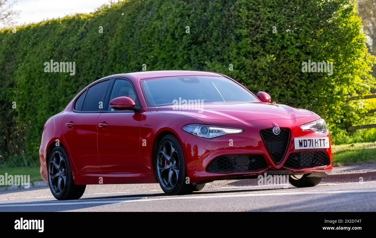 Bicester, UK- 21 aprile 2024: 2022 Alfa Romeo Giulia veloce tb, auto d'epoca rossa, che guida su una strada britannica Foto Stock