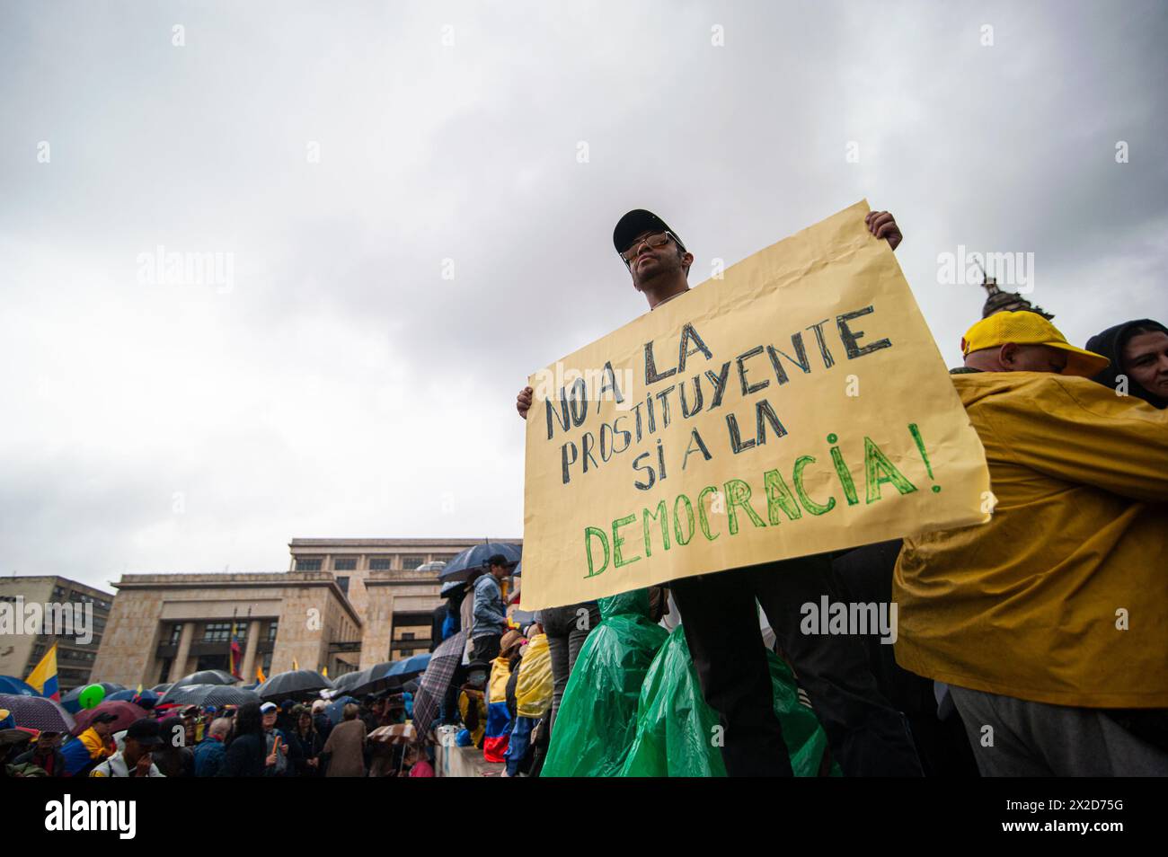 Bogotà, Colombia. 21 aprile 2024. I manifestanti prendono parte a una protesta contro le leggi di riforma sulla salute, la pensione, l'occupazione e i settori carcerari, a Bogotà, Colombia, 21 aprile 2024. Foto di: Sebastian Barros/Long Visual Press credito: Long Visual Press/Alamy Live News Foto Stock