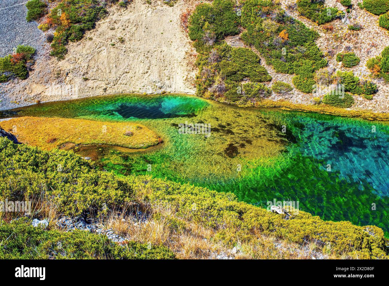 Lago di montagna Koksay nella riserva naturale di Aksu-Zhabagly. Il lago Koksay si trova sulle montagne Tien Shan nel Kazakistan meridionale Foto Stock