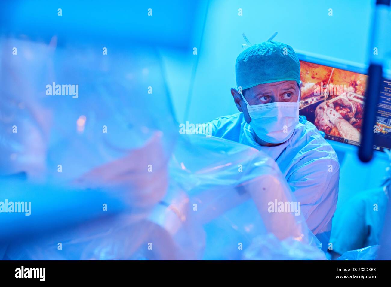 Trattamento chirurgico del cancro alla prostata, prostatectomia radicale, robot chirurgico da Vinci, Team di chirurghi di medici Madina e Azparren, urologia, Chirurgia Foto Stock
