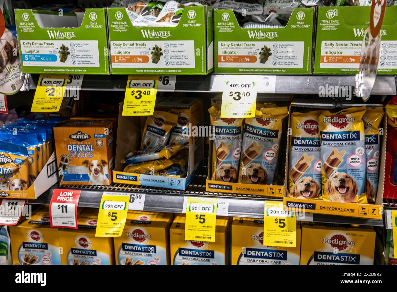 Cura dei denti orali del cane, supermercato australiano che vende dentastix pedigree e stravaganti dolcetti dentali per fornire gengive e denti sani per i cani Foto Stock