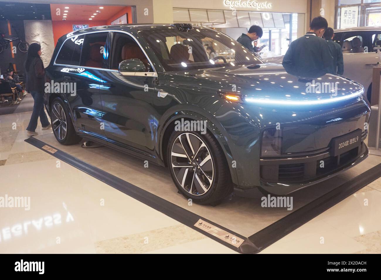 HANGZHOU, CINA - 22 APRILE 2024 - i cittadini guardano i nuovi veicoli energetici li Auto in un centro commerciale di Hangzhou, provincia di Zhejiang, Cina, 22 aprile 20 Foto Stock