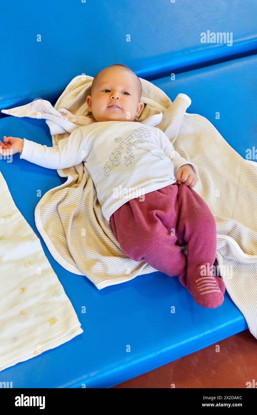 Baby, le mamme con bambini in fase postpartum ginnastica, centro salute, Zarautz, Gipuzkoa, Paesi Baschi Foto Stock