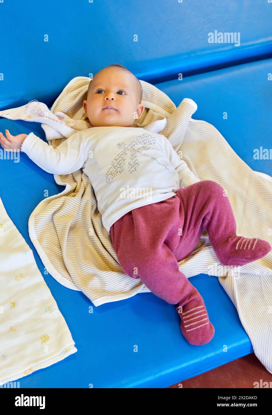 Baby, le mamme con bambini in fase postpartum ginnastica, centro salute, Zarautz, Gipuzkoa, Paesi Baschi Foto Stock