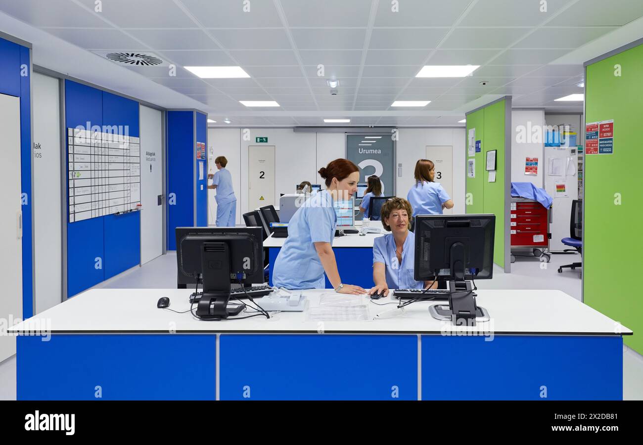 Controllo infermieristico, in sala parto, reparto di maternità, Ospedale Donostia, San Sebastian, Gipuzkoa, Paesi Baschi Foto Stock