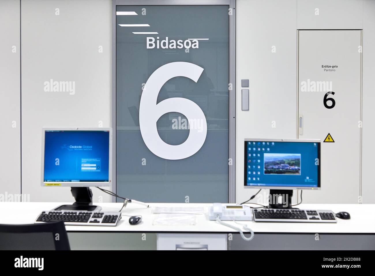 Controllo infermieristico, in sala parto, reparto di maternità, Ospedale Donostia, San Sebastian, Gipuzkoa, Paesi Baschi Foto Stock