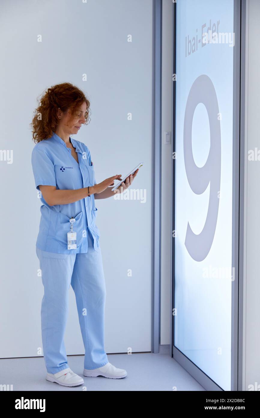 Supervisore di infermieristica, hall, sala parto, reparto di maternità, Ospedale Donostia, San Sebastian, Gipuzkoa, Paesi Baschi Foto Stock