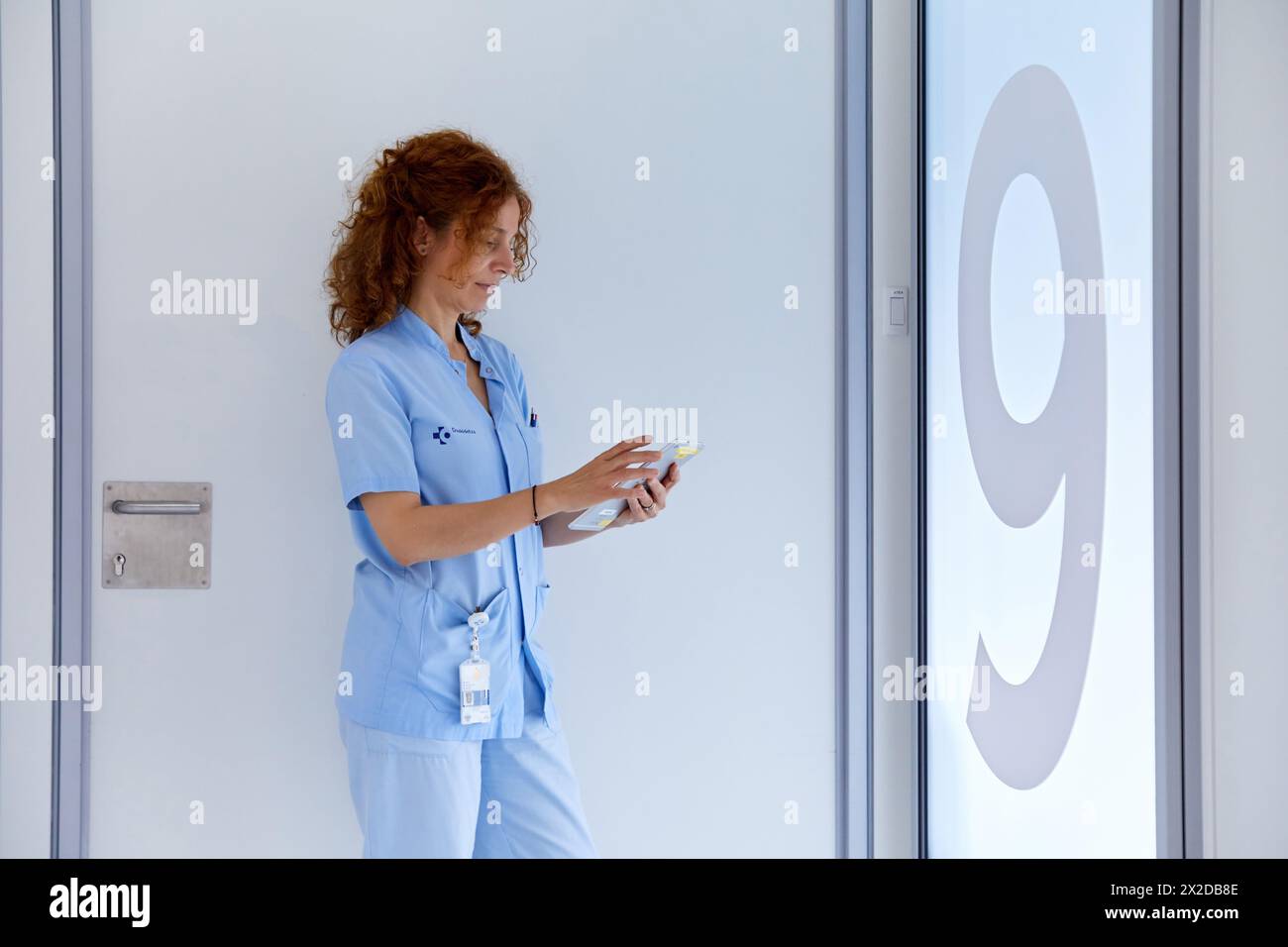 Supervisore di infermieristica, hall, sala parto, reparto di maternità, Ospedale Donostia, San Sebastian, Gipuzkoa, Paesi Baschi Foto Stock