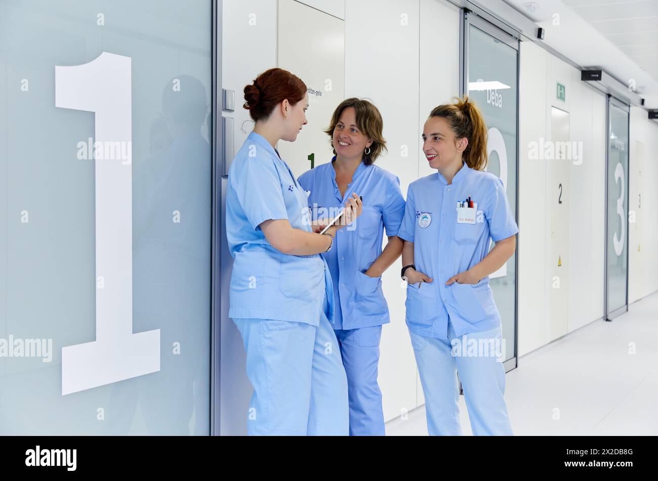 Infermiere, ostetrica, hall, sala parto, reparto di maternità, Ospedale Donostia, San Sebastian, Gipuzkoa, Paesi Baschi Foto Stock